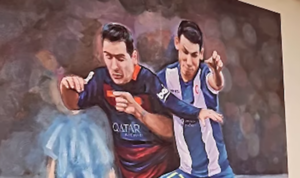 Versus / Hernán Pérez hace gala de su increíble museo de camisetas y cuadros