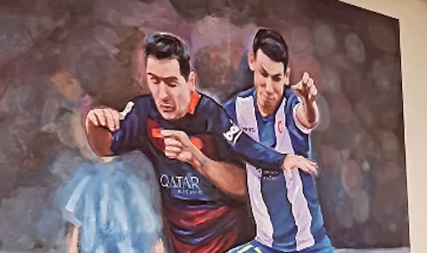 Versus / Hernán Pérez hace gala de su increíble museo de camisetas y cuadros