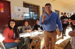 Elecciones 2023 en Alto Paraná: Daniel Mujica deposita su voto y destaca buen ambiente de fiesta cívica  - ABC en el Este - ABC Color