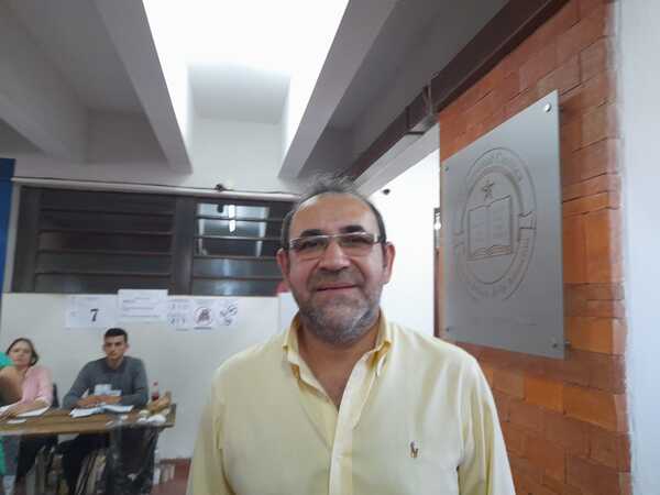 Cerini vota en Encarnación y destaca importancia del sufragio