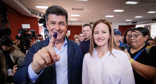 Efraín Alegre candidato de la Concertación, emitió su voto confiado en una gran participación ciudadana - Revista PLUS