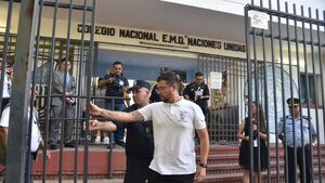 Se cierran portones con largas filas en los colegios