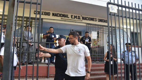 Se cierran portones con largas filas en los colegios