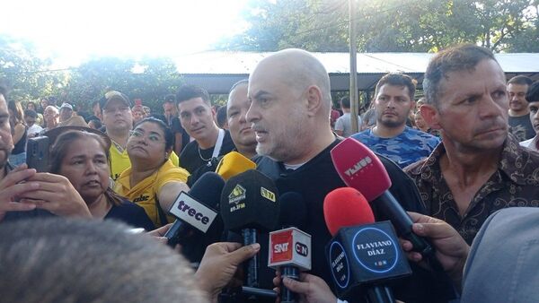 Paraguayo Cubas deposita su voto y critica largas horas de fila