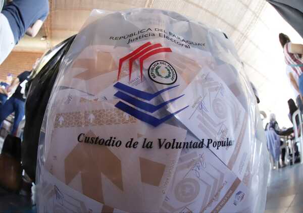 Centros de votación cierran sus puertas, pero electores siguen votando - Revista PLUS