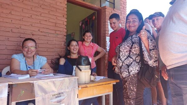 Ña Rufina y su joven esposo causan furor en local de votación de Lima