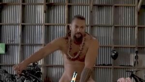 "Aquaman" se paseó totalmente desnudo en bicicleta