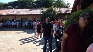 Elecciones Paraguay 2023: Cierran proceso de votación en Itauguá y Capiatá con filas que continúan fuera de las instituciones educativas - Política - ABC Color