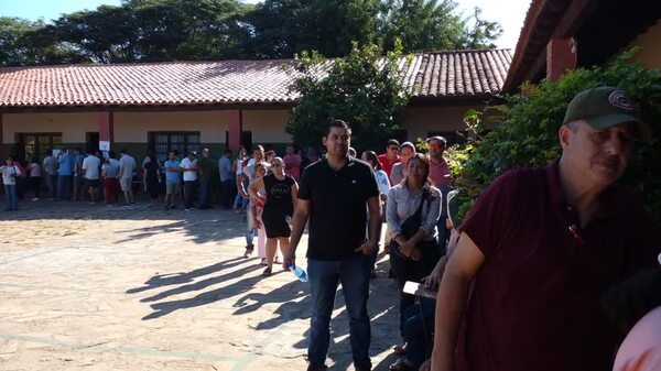 Elecciones Paraguay 2023: Cierran proceso de votación en Itauguá y Capiatá con filas que continúan fuera de las instituciones educativas - Política - ABC Color