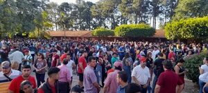 Caaguazú: Miles de personas se agolpan a votar a última hora  y muchos quedan afuera  - Política - ABC Color