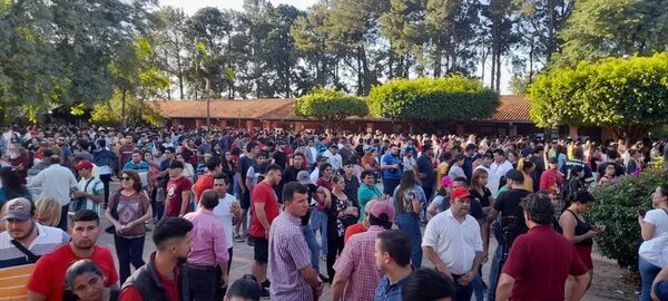 Caaguazú: Miles de personas se agolpan a votar a última hora y muchos quedan afuera - Política - ABC Color