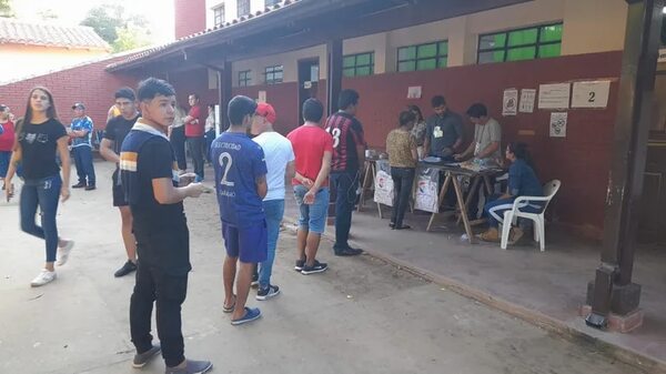 Cierran portones en local de votación en Ayolas - Política - ABC Color