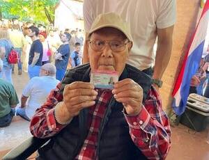 Destacan masiva presencia de adultos mayores y jóvenes en locales de votación