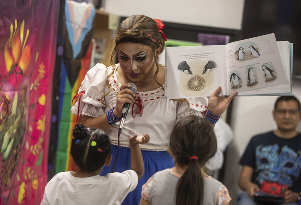 Un grupo de Drag Queens realiza una lectura de cuentos a niños en el norte de México - MarketData