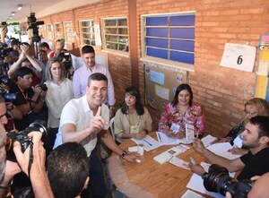 Santiago Peña vota y espera ganar «con un número mayor al 50%»