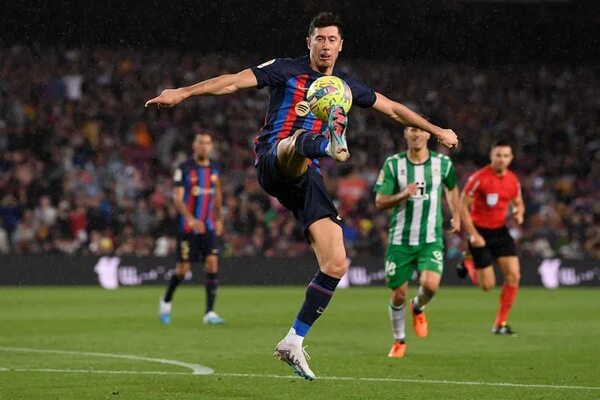 El líder Barcelona mantiene 11 puntos de ventaja sobre Real Madrid en España - Fútbol Internacional - ABC Color