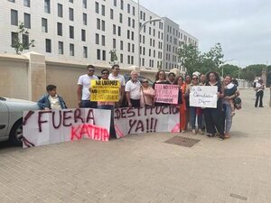 Paraguayos en Málaga se manifestaron en contra de la consulesa Kathya Bareiro - Nacionales - ABC Color