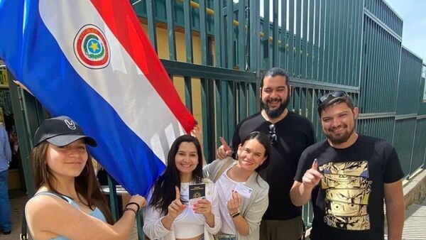 Compatriotas votan desde el extranjero