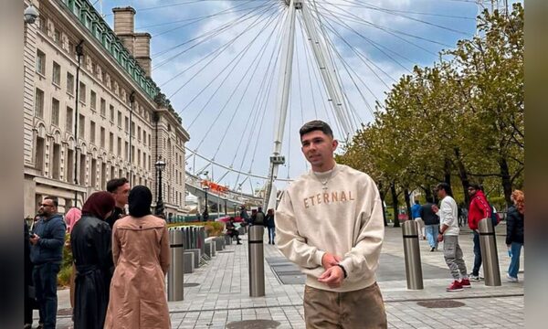 Julio Enciso feliz por las calles de Londres