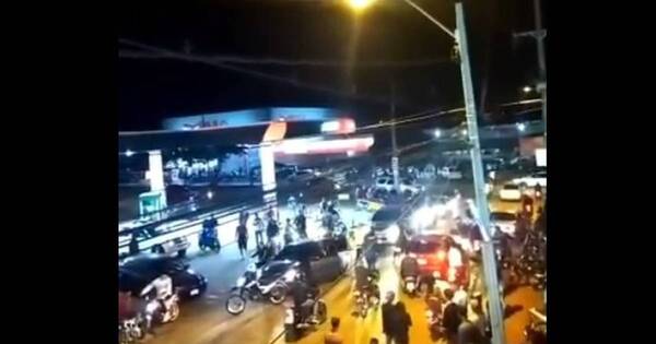 La Nación / Turba ataca y hiere a dos policías en Ciudad del Este