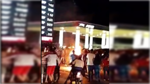 [VIDEO] Bolonqui total: turba enfurecida deja chalái a dos polis
