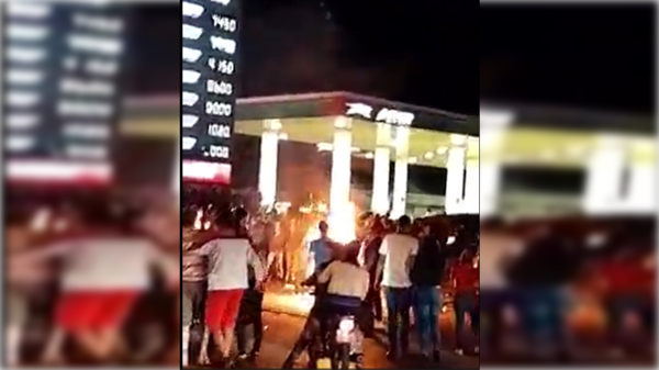 [VIDEO] Bolonqui total: turba enfurecida deja chalái a dos polis