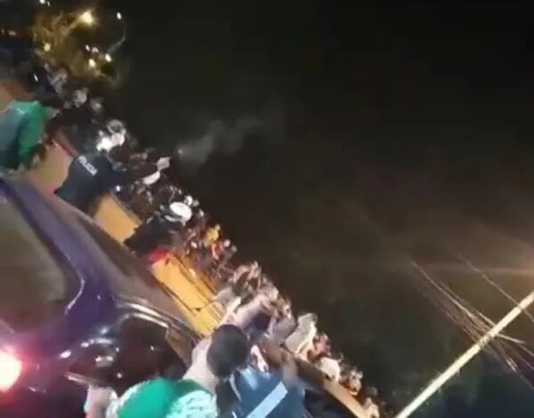 Video: Una turba atacó a policías y destrozó motopatrulla - ABC en el Este - ABC Color