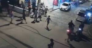 La Nación / Presuntas barras de Cerro Porteño robaron motos y apuñalaron a un joven