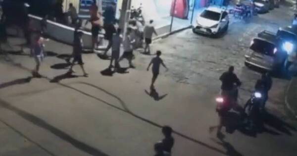 La Nación / Presuntas barras de Cerro Porteño robaron motos y apuñalaron a un joven