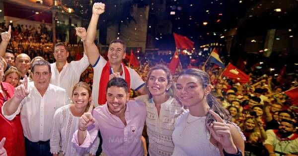 La Nación / Vialeros celebran madurez electoral y felicitan a Santiago Peña por su éxito en las elecciones