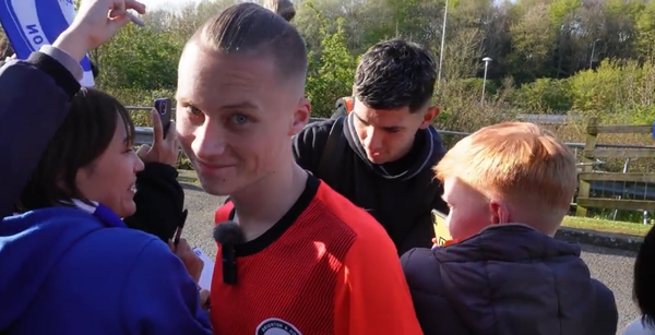 Versus / Enloquecidos por Enciso: Así esperaron los hinchas del Brighton por su nuevo ídolo