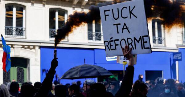 La Nación / Francia: cientos de personas protestan contra la reforma de las pensiones