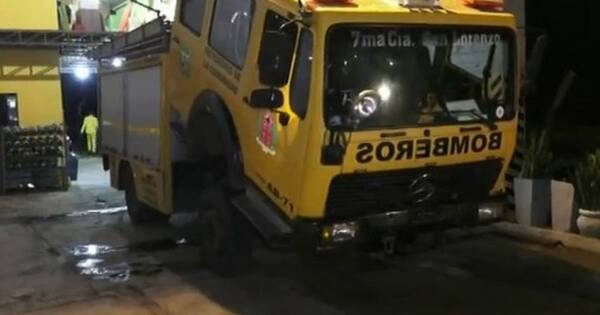 La Nación / Bomberos venden pizzas para cubrir gastos de su cuartel