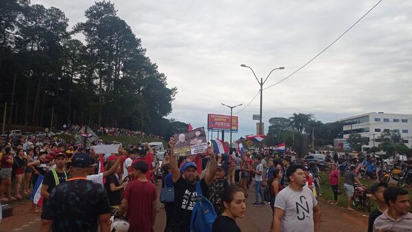 Seguidores de Paraguayo Cubas se manifiestan en CDE y Asunción