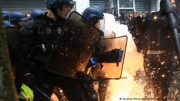 Marchas en Francia terminan con altercados este primero de mayo