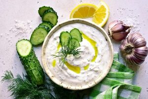 Esta es la forma de preparar tzatziki, la salsa de pepino y yogur griego - Gastronomía - ABC Color