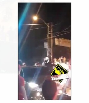 Patoteros alcoholizados queman motocicleta policial y agreden a uniformados