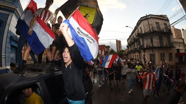 Cascos azules resguardan TSJE por manifestación de seguidores de Payo