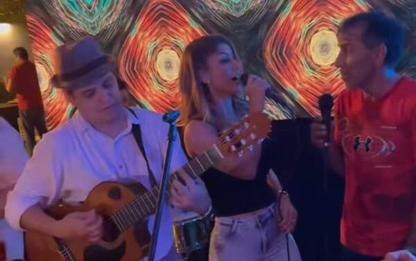 [VIDEO] Alicia y "Pipino" les regalaron una serenata a los ganadores