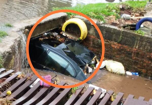 Raudal arrastra y destroza un auto en Luque •