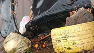 Vehículo es arrastrado por raudal y acaba destrozado en una cuneta