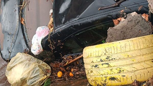 Vehículo es arrastrado por raudal y acaba destrozado en una cuneta