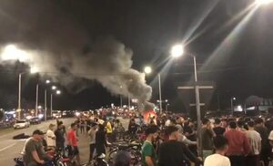 Simpatizantes de “Payo” queman carteles de Santiago Peña en la Ruta Py 02 de Caaguazú - Política - ABC Color