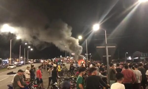 Simpatizantes de “Payo” queman carteles de Santiago Peña en la Ruta Py 02 de Caaguazú - Política - ABC Color