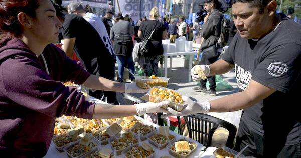 La Nación / Argentinos recuerdan el día del trabajador con ollas populares