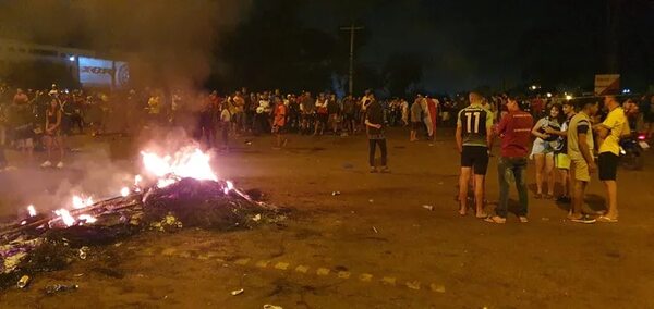 Video: Varios incidentes en puntos de protestas en Alto Paraná  - ABC en el Este - ABC Color