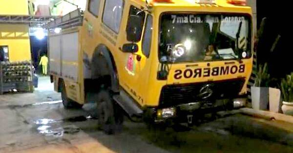 La Nación / Bomberos venden pizzas para cubrir los gastos de su cuartel
