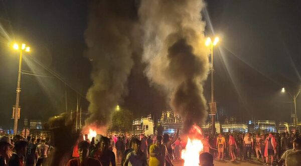 Bloqueos se mantienen, transporte de larga distancia se suspende y hay 42 detenidos - Oasis FM 94.3