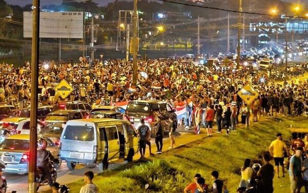 Partidarios de Payo Cubas cierran Ruta Py 02 y solicitan recuento de votos – Diario TNPRESS