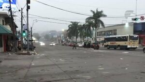 Escasa circulación de buses genera aglomeración en las paradas